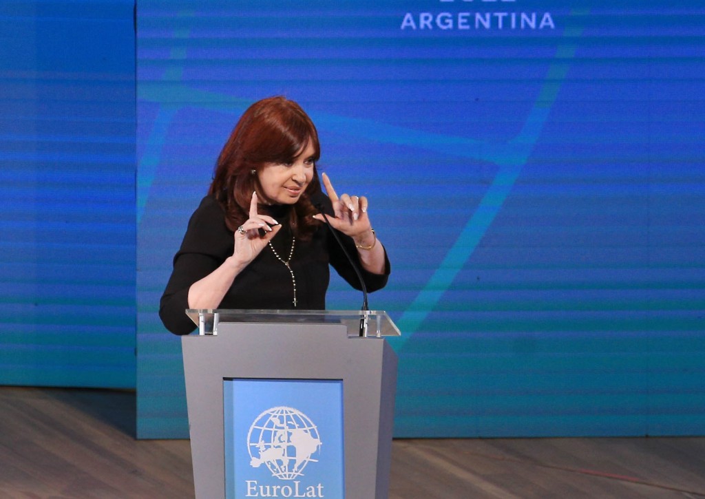 En medio de la interna Cristina Kirchner brindar un discurso en