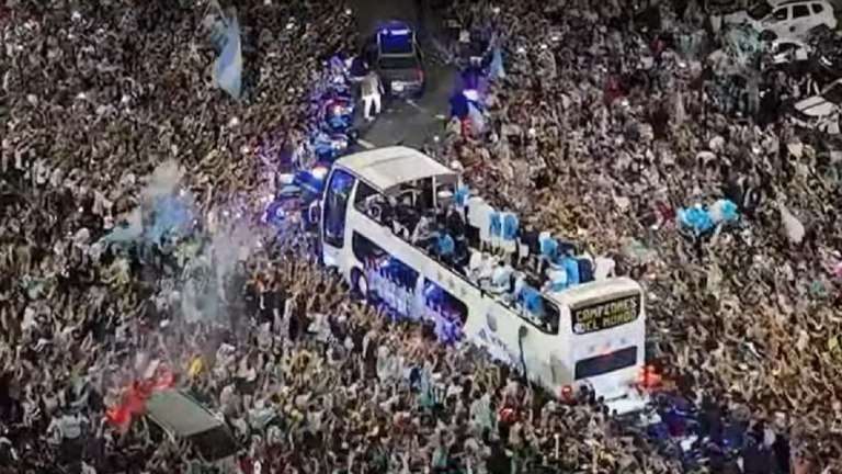 Video la multitudinaria caravana de hinchas que acompa a la