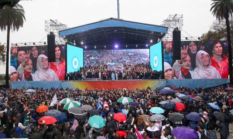 Sin definición de candidaturas, Cristina Kirchner colmó la Plaza de Mayo y  pidió renovar el pacto democrático - Exclusiva | Plataforma de noticias