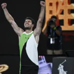 Alcaraz le ganó un partido inolvidable a Zverev y avanzó a la final en el Abierto de Australia