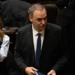 Adorni acusó al kirchnerismo y a empresarios de una “operación golpista” que frenó la «reconstrucción“