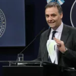Adorni negó censura al periodismo y esquivó preguntas sobre sus viajes y la compra de inmuebles