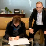 Javier Milei sin vueltas: «Ni en pedo se va Adorni»