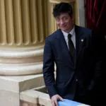 La Casa Blanca planteó a Santiago Caputo su preocupación por la ofensiva de China para acceder a los recursos estratégicos de la Argentina