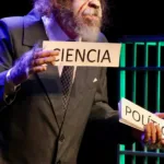 Animal o la salida humana”: teatro sobre Kafka y dirección de Víctor Laplace en el Paraninfo de la UNSE