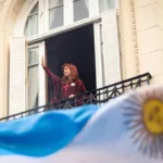 Cristina Kirchner salió al balcón de su casa para saludar militantes por el 25 de Mayo