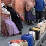 Crisis en Bolivia por la falta de combustible: largas filas por un bidón de nafta