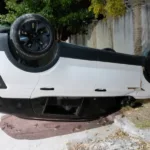 Un auto protagonizó un violento vuelco en Lomas del Golf y el conductor resultó ileso