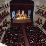 ​»Voces del Estero»: el Teatro 25 de Mayo se viste de gala para esperar el aniversario patrio