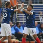 Con un doblete de Mbappé, Francio goleó a Suecia y avanzó a 8vos