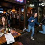 «Grandes amistades»: dos mujeres se fugaron de un bar y dejaron a su amiga sola con la cuenta