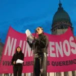 Cazzu y Thelma Fardín encabezaron la marcha por “Ni Una Menos» en el Congreso