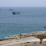 Irán lanzó misiles contra buques petroleros de Emiratos Árabes en el estrecho de Ormuz: un muerto