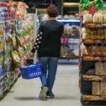 El consumo masivo volvió a caer en junio: cuánto fue el descenso en el primer semestre