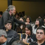 ​Cientos de jóvenes participaron en Fernández de un conversatorio con Darío Sztajnszrajber