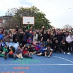 Pablo Mirolo y vecinos del barrio Misky Mayu reacondicionaron una cancha de básquet