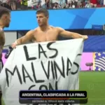 “Las Malvinas son argentinas”, la bandera que colocaron los jugadores en la cancha tras el pase a la final