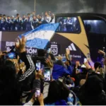 ​La Selección argentina regresó al país y fue recibida con un emotivo apoyo popular en Ezeiza