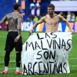 La historia de la bandera de Malvinas que terminó en manos de los jugadores argentinos