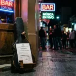 Prohíben a un músico tocar con su banda de rock hasta que pague la cuota alimentaria de su hija