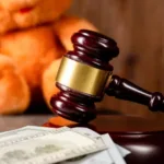 Prohíben a un músico tocar con su banda de rock hasta que pague la cuota alimentaria de su hija