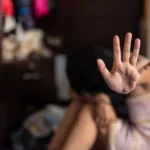 Un hombre fue denunciado por golpear e intentar ahorcar a su pareja en el barrio Villa del Carmen