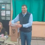 Pérez Carletti votó y afirmó: “Hemos jugado con la cancha inclinada, pero seguimos dando batalla”