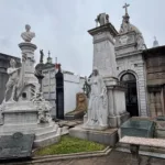 Exclusiva recorrió el Cementerio de la Recoleta, un lugar donde la historia argentina convive con el arte