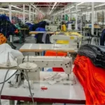 Ropa más barata en tiendas gigantes y fábricas en baja