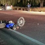 Un menor en moto chocó contra un camión y una joven sufrió heridas graves
