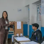 La ministra de Educación emitió su voto y alentó a los jóvenes a participar en las elecciones