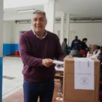 Roger Nediani emitió su voto y convocó a los bandeños a participar de la jornada democrática