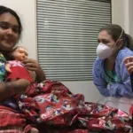 Tiene 37 años y se hacía pasar por una nena: con chupete y mamadera engañó a todo el mundo