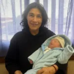 Alta médica para la madre de 62 años y su bebé tras marcar un récord en el país