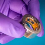 Crean un anillo inteligente que monitorea glucosa y cetonas en sangre sin pinchazos