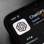 OpenAI celebra mil millones de usuarios activos y baja el precio de sus suscripciones