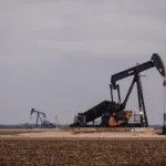 El petróleo cae hasta 7% tras anuncio de nuevas negociaciones entre Estados Unidos e Irán