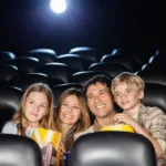 Dio a luz durante una función de cine y su hija recibió un regalo para toda la vida