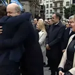 Tras nueve días de ausencia, Milei reapareció en público con un sugestivo abrazo a Sturzenegger y un duro mensaje