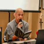 El escritor Juan Páez presenta su nuevo libro  «Y, de pronto, Bolivia»