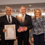 El gobernador Elías Suárez recibió la Distinción Ugarit en la categoría Política