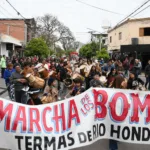 La sexta Marcha de los Bombos retumbó en el 72.° aniversario de la ciudad