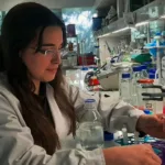 Una graduada de la UNSE investiga cómo utilizar la luz para controlar procesos biológicos