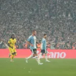 La emotiva previa de Lionel Messi en su despedida de la Selección: última arenga y el encuentro con sus hijos en el túnel del Monumental