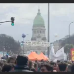 Incidentes en el Congreso durante la Marcha Federal Universitaria: tensión, piedrazos y respuesta policial con gases y camión hidrante